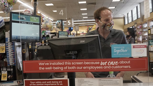 grocery-store-worker.jpg 