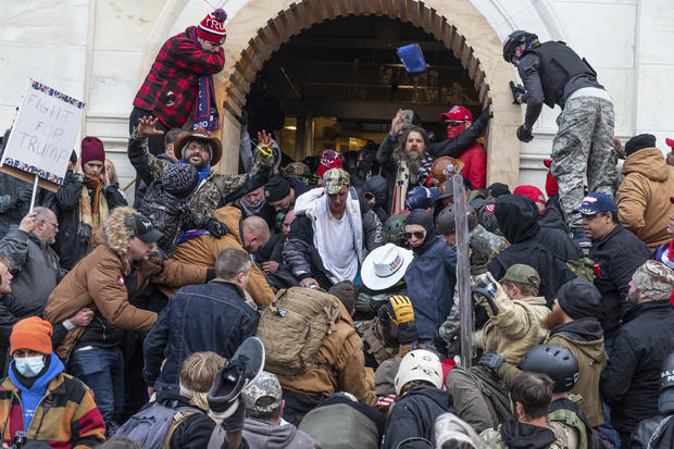Rioters clash with police trying to enter Capitol building 