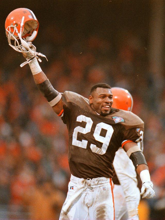 Cleveland Browns quarterback Vinny Testaverde passes in the second quarter  of the AFC wild card game against the New England Patriots in Cleveland,  Ohio, Sunday, January 1, 1995. The Browns won 20-13. (AP Photo/Jeff Glidden  Stock Photo - Alamy