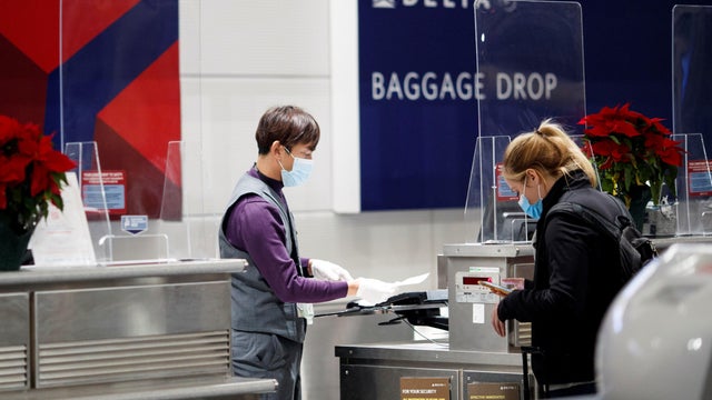 U.S.-ARLINGTON-AIRPORT-COVID-19-HOLIDAY TRAVELERS 