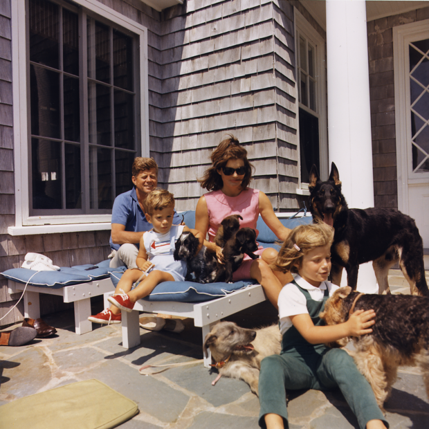 1024px-kennedy-family-with-dogs-during-a-weekend-at-hyannisport-1963.png 
