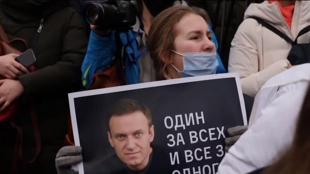 cbsn-fusion-alexey-navalny-protesters-russia-demanding-release-nina-khrushcheva-thumbnail-633021-640x360.jpg 