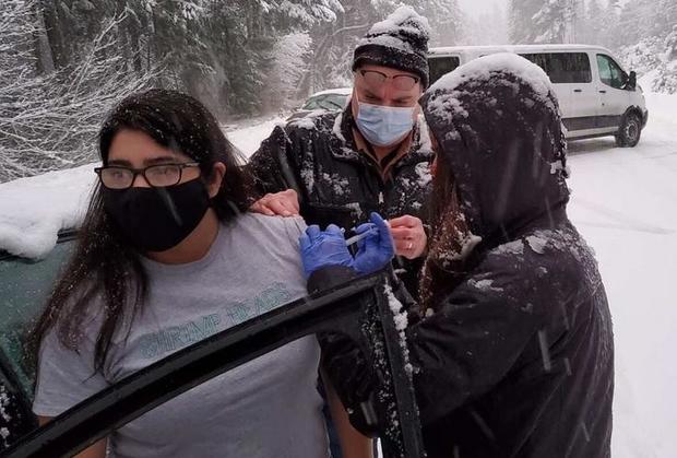 josephine-county-oregon-health-dept-workers-give-vaccine-shots-to-fellow-stranded-drivers-012621.jpg 