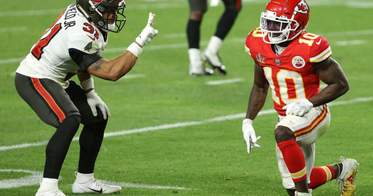 Kansas City Chiefs wide receiver Tyreek Hill (10) gets set on the