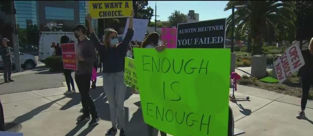 Some LAUSD Parents Hold Zoom Blackout Protest As District Reaches Deal With Workers 