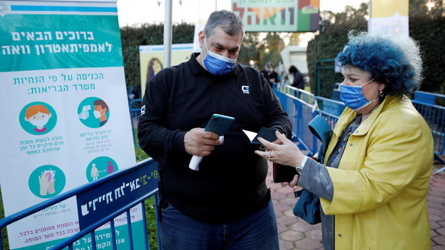 Vaccinated seniors attend a show at Tel Aviv park 