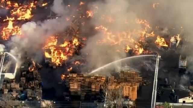 cbsn-fusion-pallet-yard-fire-los-angeles-thumbnail-654318-640x360.jpg 