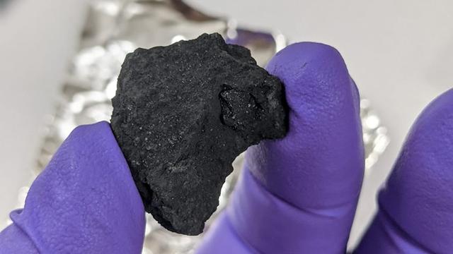 uk-meteorite-in-hand-two-column-jpg-thumb-768-768.jpg 