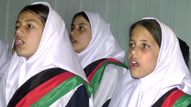 Afghan school children sing during a cer 