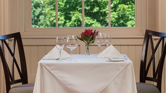 restaurant-table.jpg 