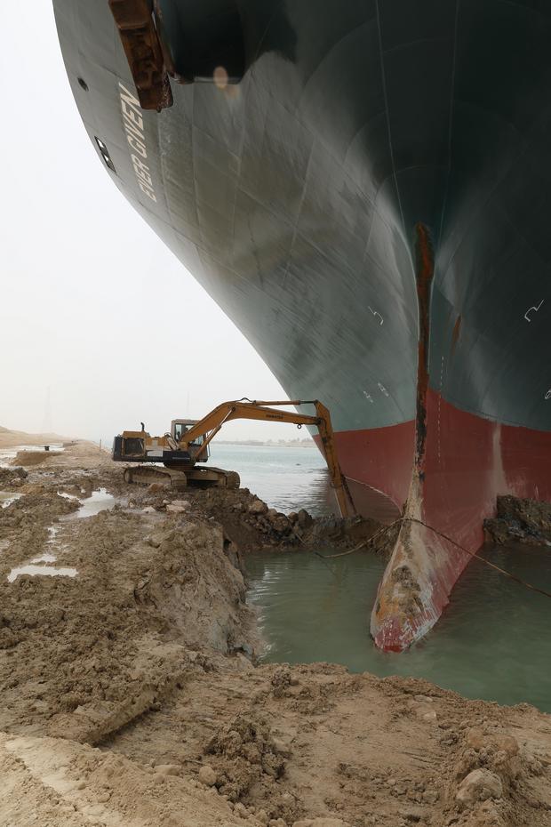 egypt-suez-canal-ship-stuck.jpg 