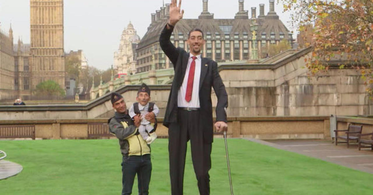 World's tallest and shortest men meet in London - CBS News