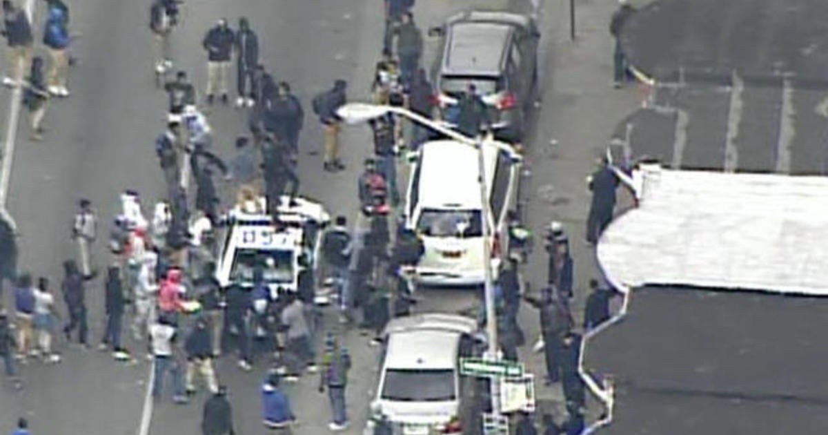 Baltimore Police, Protesters Clash After Freddie Gray Funeral - CBS News