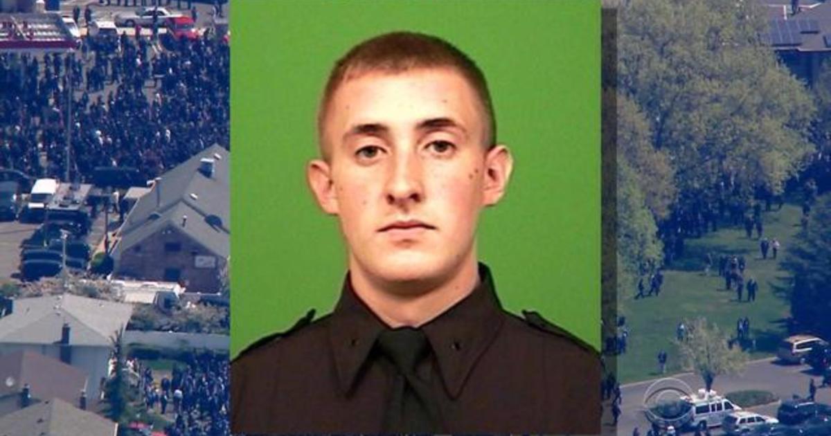 Officers honor NYPD's Brian Moore - CBS News