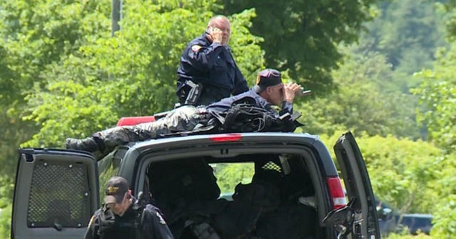 Police swarm small New York town to find escaped murderers - CBS News