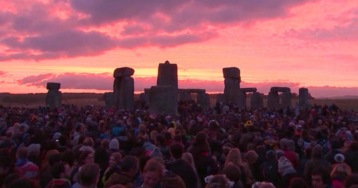 Sightseers gather to witness summer solstice from Stonehenge CBS News