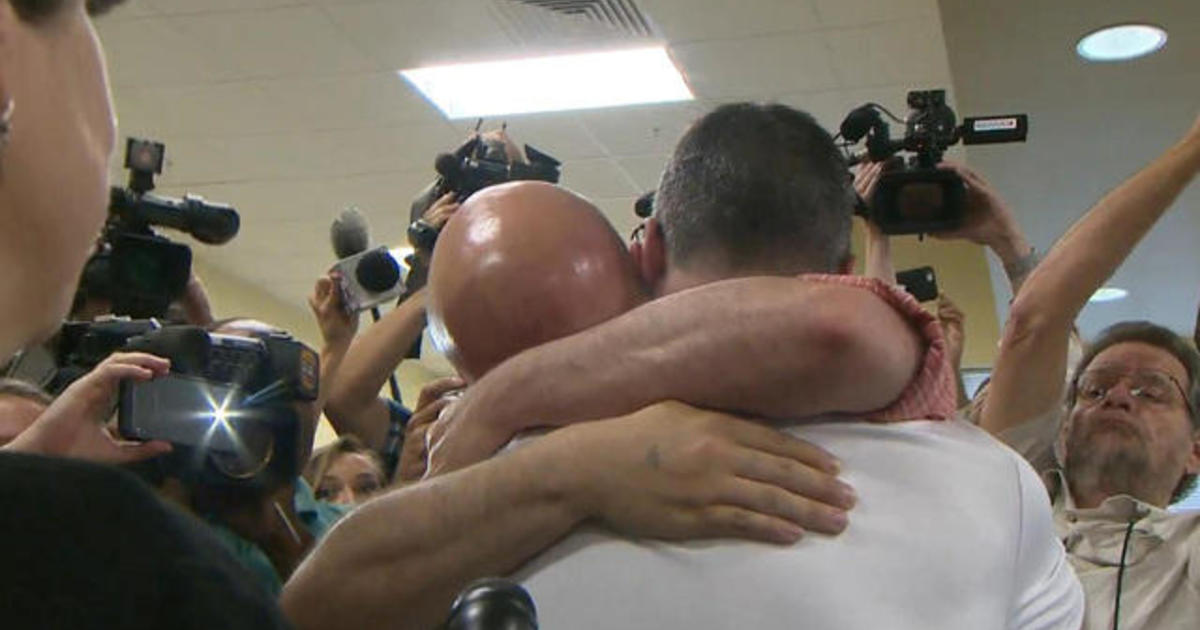 Kentucky County Issues First Same Sex Marriage Licenses Cbs News 7907