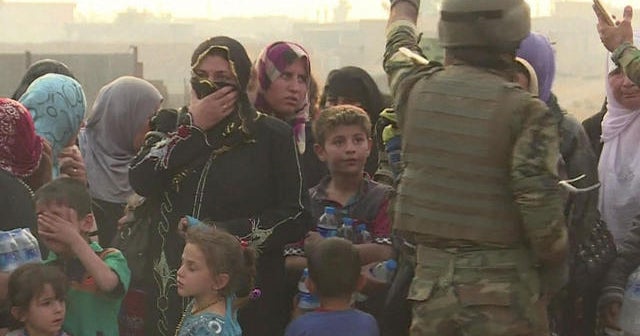 Villagers flee as Iraqi forces move to take back Mosul from ISIS - CBS News
