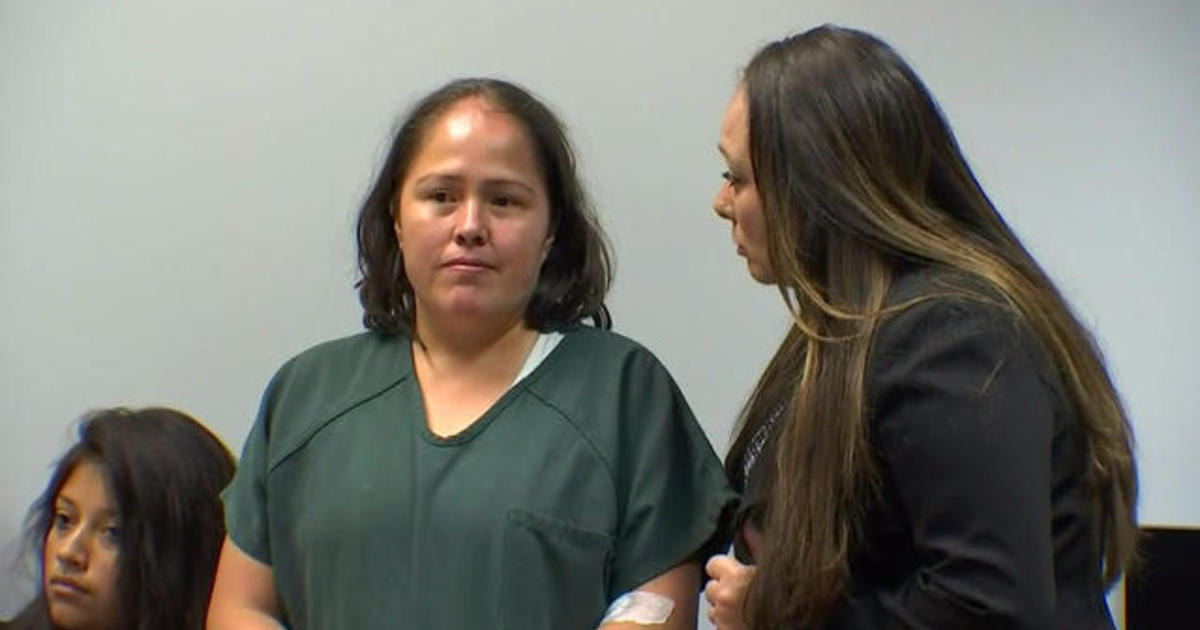 Mom accused of killing family shows bizarre behavior in court - CBS News