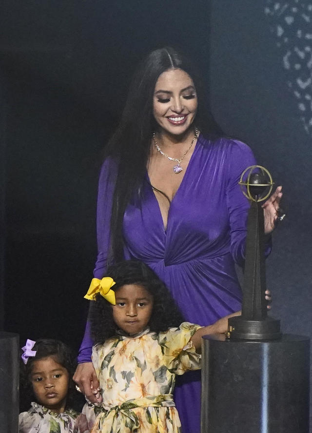 Vanessa Bryant honors Kobe Bryant in emotional tribute at Hall of Fame  induction