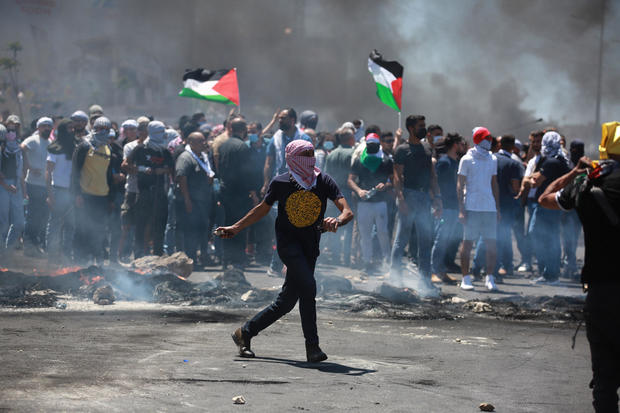 Palestinians in West Bank protest Israeli attacks 