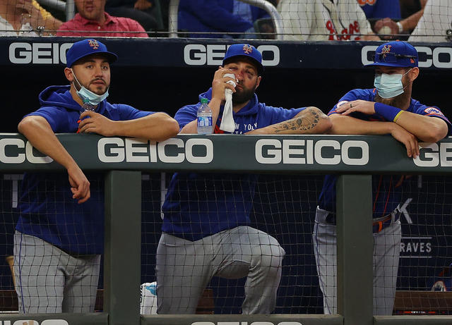 Pillar back on bench, banged-up Mets edge Braves on Nido HR