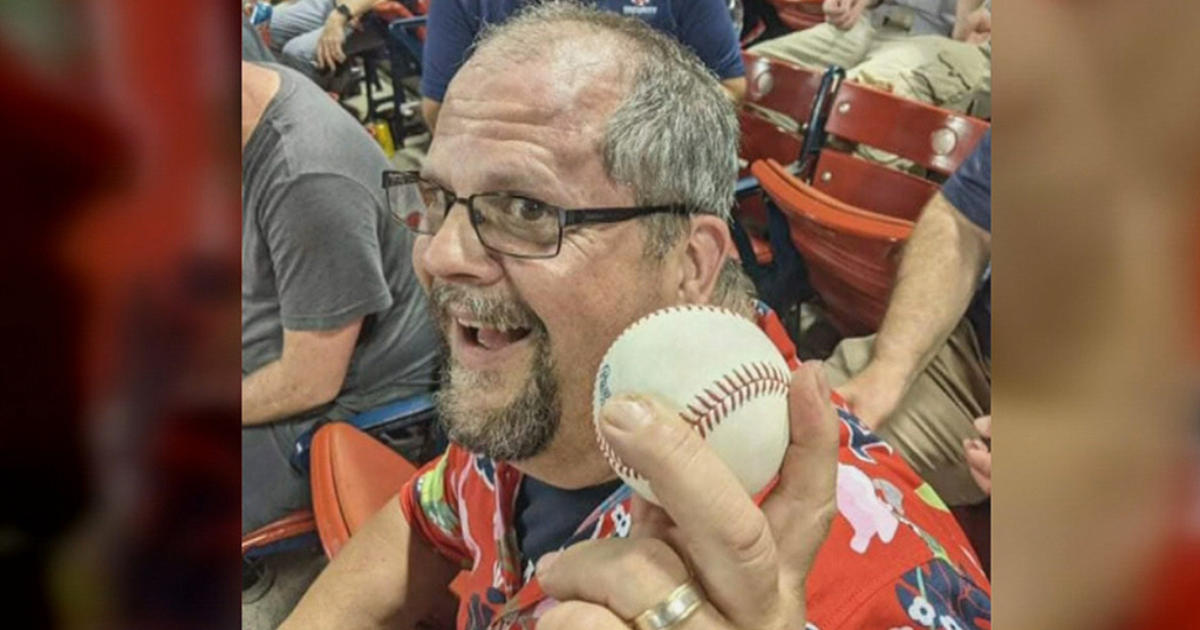 Young Red Sox supporter receives foul ball from generous fan, subsequently  fires it back onto field