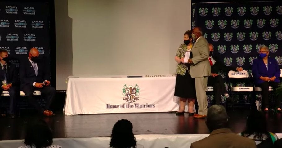 7 La Plata High School Graduates Finally Received Their Diplomas 52