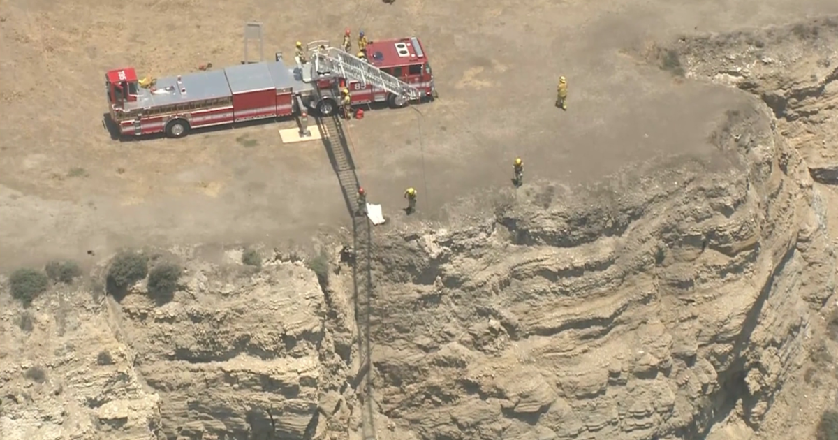 Body Found At Base Of Cliff In San Pedro Area - CBS Los Angeles