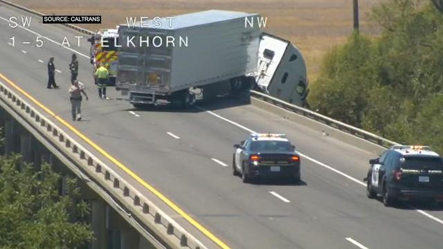 I5-CRASH-TRUCK-HANGS-OFF-SIDE.jpg 