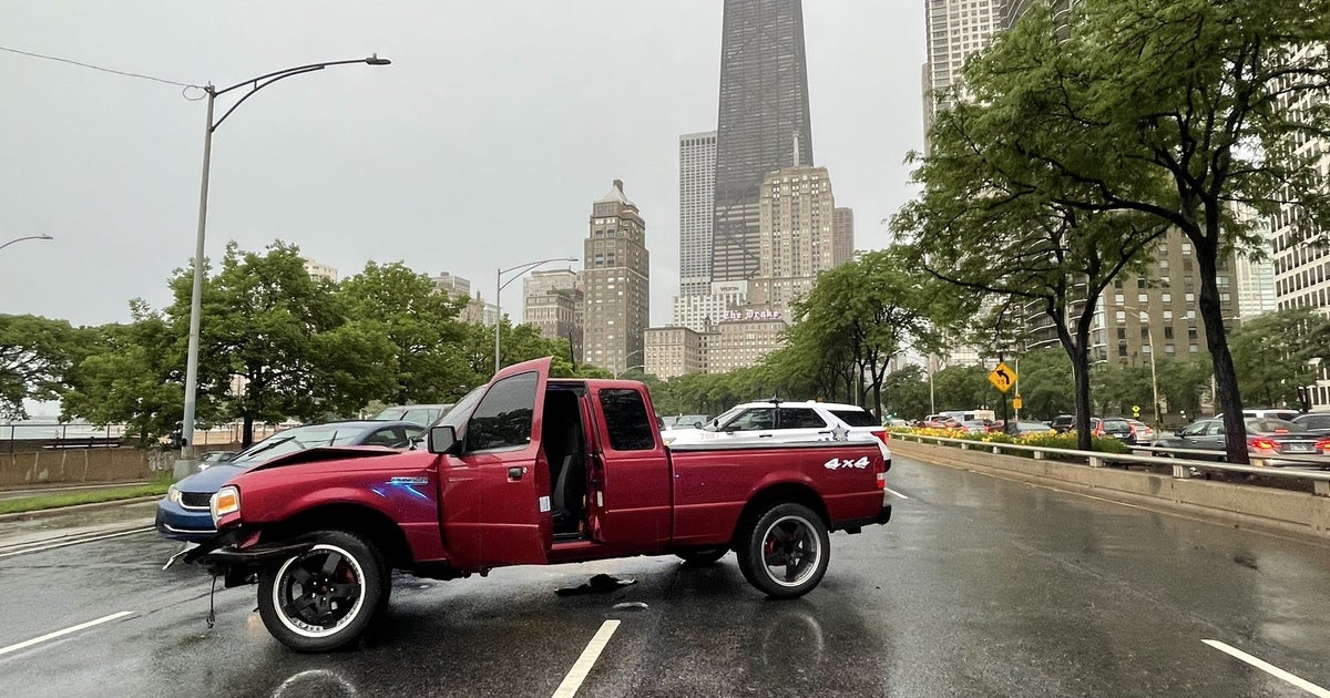 Crash Shuts Down Northbound Lake Shore Drive In Gold Coast - CBS Chicago
