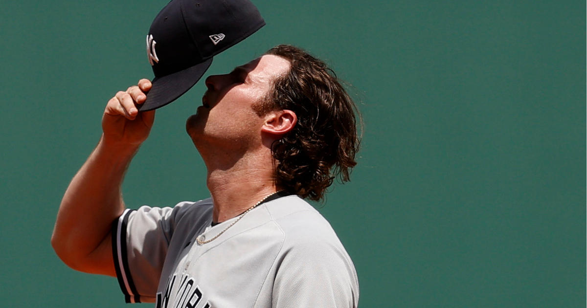 Yankees and Red Sox exchange punches at Fenway - CBS News