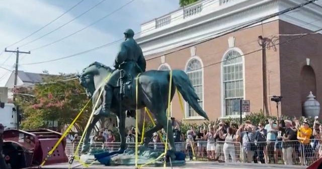 Charlottesville removes two Confederate statues CBS News