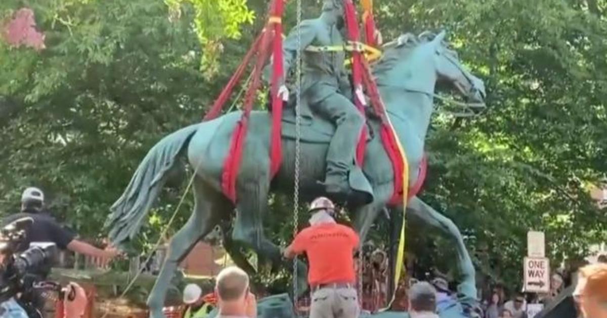 Charlottesville, Virginia removes Confederate statues of Robert E. Lee