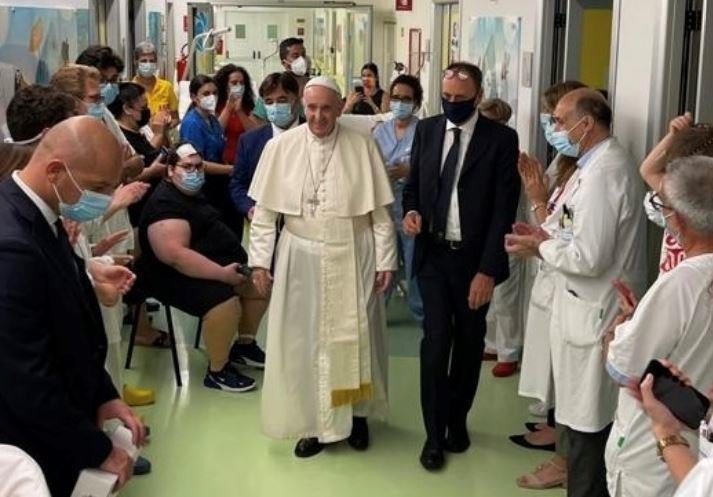 pope-francis-hospital.jpg 