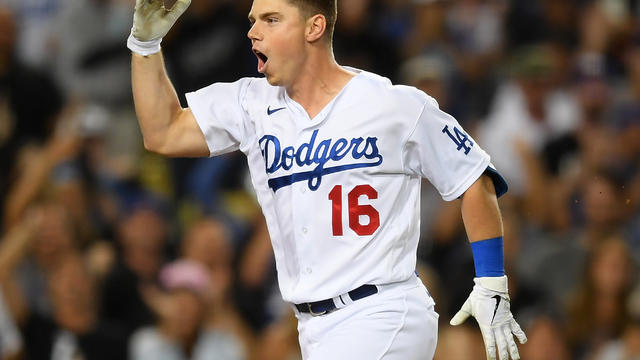 Smith's pinch 3-run HR in 9th rallies Dodgers past Giants