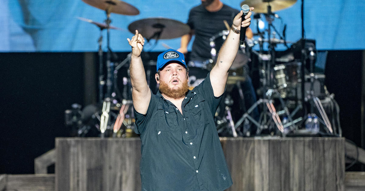 Country star Luke Combs pays for funerals of 3 friends who died near