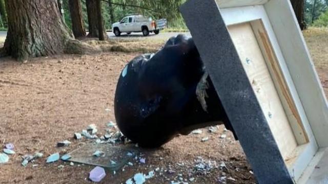 york-statue-toppled-damaged-portland-oregon-072821.jpg 