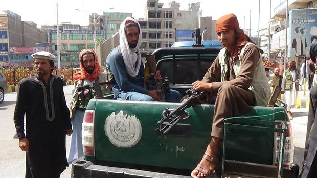 Taliban patrols Jalalabad city 