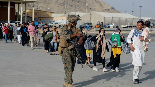 cbsn-fusion-us-tries-to-evacuate-more-people-from-afghanistan-as-qatar-air-thumbnail-775696-640x360.jpg 