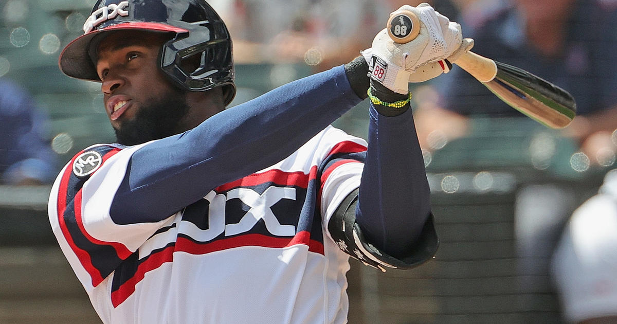 Luis Robert surpasses 20 homers as White Sox finally win another