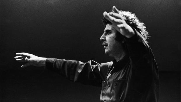 The Greek Composer And Politician Mikis Theodorakis In 1970 - 
