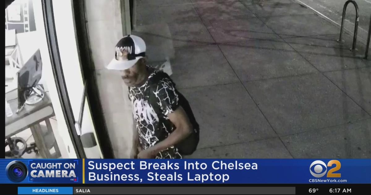 Nypd Suspect Caught On Camera Smashing Window Stealing Laptop From Store In Chelsea Cbs New York