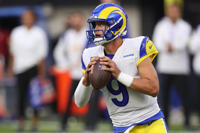 Inglewood, United States. 12th Sep, 2021. Rams Head Coach Sean McVay (L)  talks with quarterback Matthew Stafford during second quarter of game  against the Chicago Bears at SoFi Stadium on Sunday, September