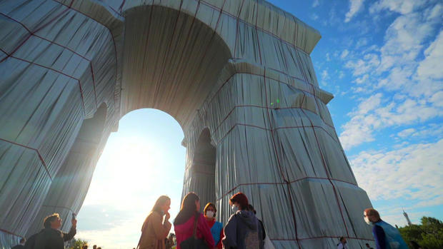christo-wrapped-arc-de-triomphe-looking-up.jpg 