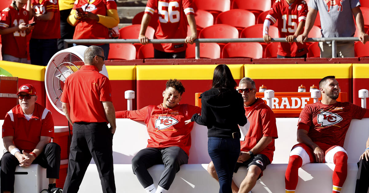 Photo: Chiefs Patrick Mahomes Scrambles Away From Chargers Jerry