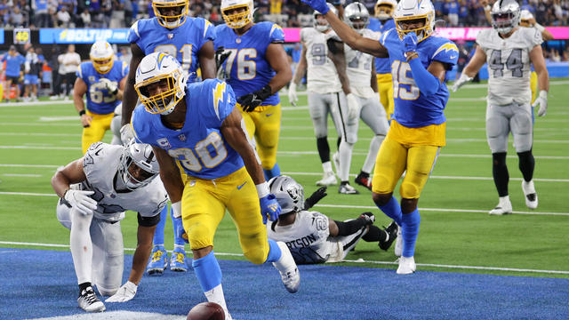 Start of Raiders-Chargers game delayed by lightning