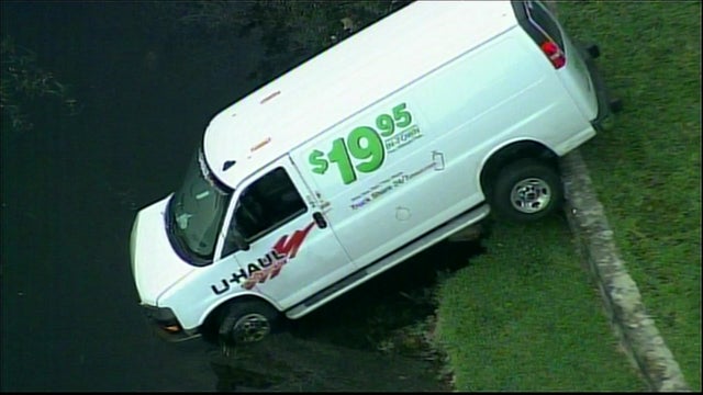 83-vo-uhaul-van-crash_WFOR4L59.jpg 
