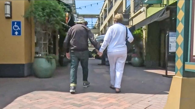 couplewalks.jpg 