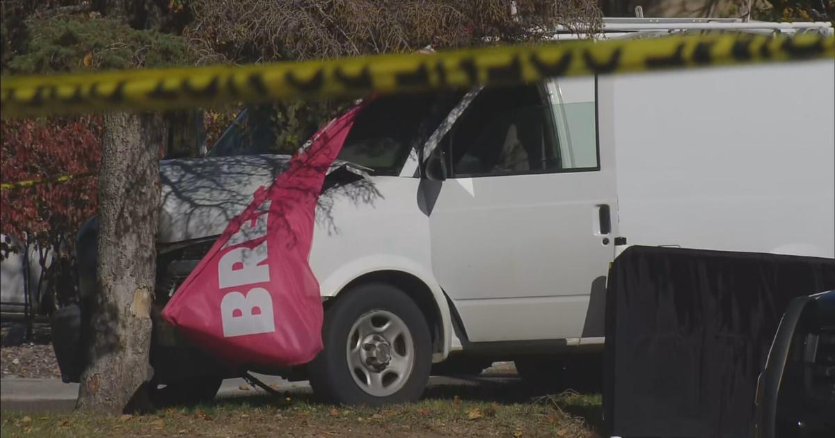 Woman killed in deadly 3-car crash in Aurora, 3 injured